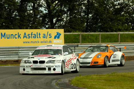 Team Carambas BMW M3 har været hurtigst i år, men er i løbene blevet slået af bl.a. feltets Porscher, som her Nissen Racings eksemplar.